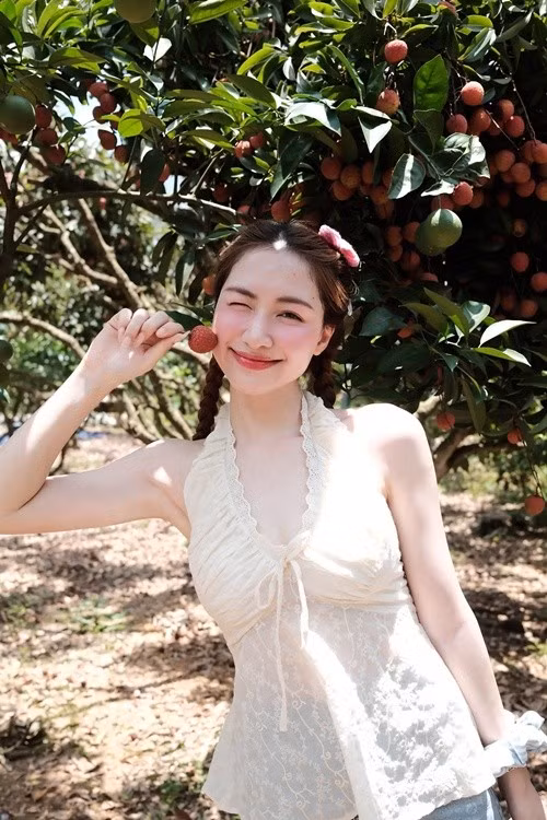 Hòa Minzy mới đây gây chú ý khi công khai chuyện tình cảm với Văn Cương. Nhiều năm qua, nữ ca sĩ không chỉ được biết đến với sự nghiệp thành công mà còn gây ấn tượng bởi nhan sắc rạng rỡ và phong cách thời trang tinh tế.