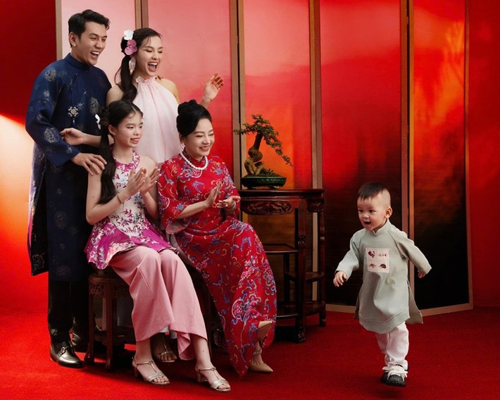 Phương Trinh Jolie chia sẻ trên Thời Báo Văn Học Nghệ Thuật, cô được mẹ chồng phụ chăm sóc bé Mia - con gái riêng của nữ ca sĩ. Ảnh: FB Lý Bình.