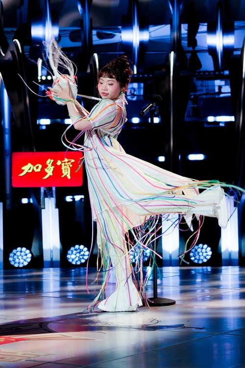 Trong một tập của Sing! Asia 2025, Vương Hoằng Hạo vượt mặt Phương Mỹ Chi để giành chiến thắng. Nam ca sĩ người Trung Quốc có 20/23 phiếu bầu còn Phương Mỹ Chi chỉ có 3 phiếu bầu. Ảnh: FB Phương Mỹ Chi.