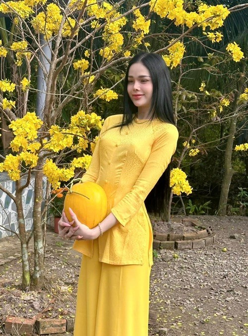 Nàng hậu khoe khoảnh khắc đón Tết bên cây mai ở quê nhà. Ảnh: FB Hà Tâm Như.