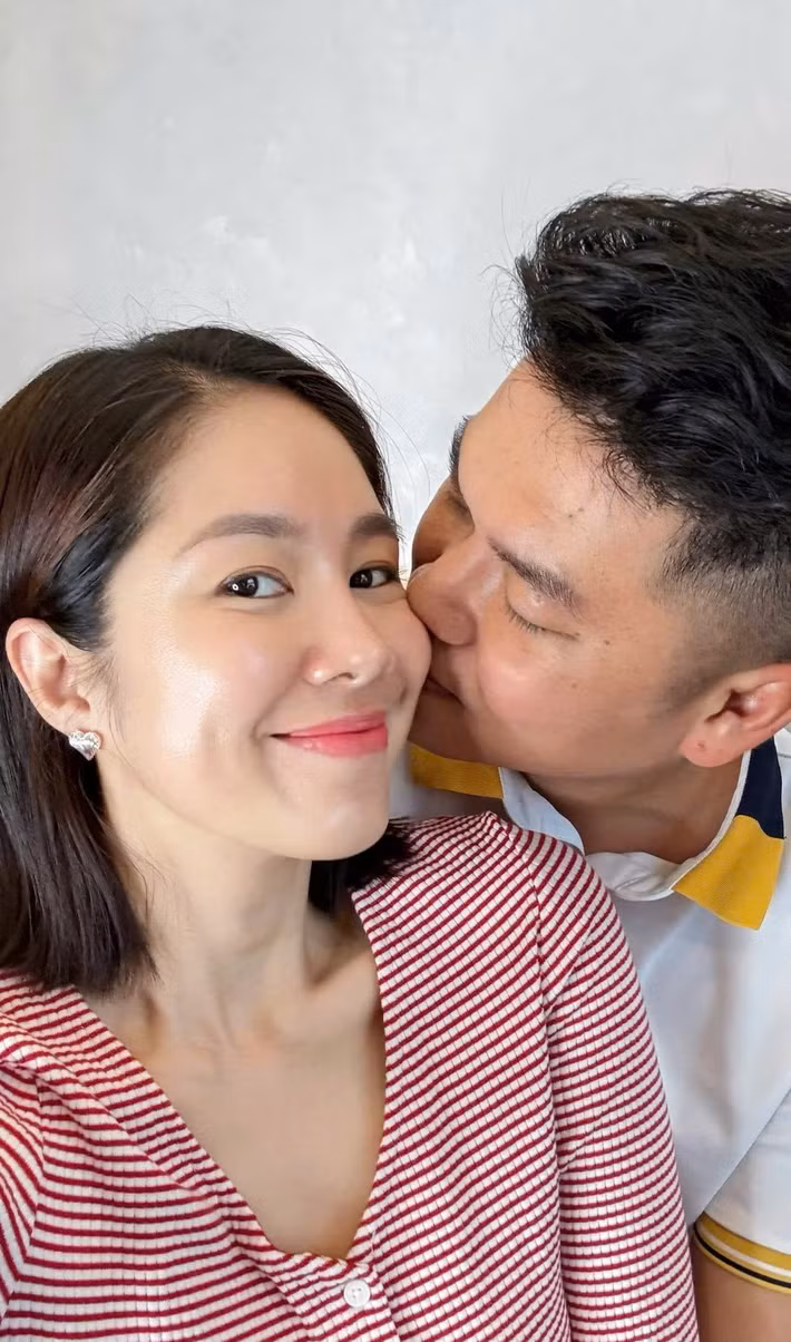 Từ sân khấu, sự kiện đến những chuyến đi xa, Trung Kiên - Lê Phương gần như không rời nửa bước. Nam ca sĩ luôn âm thầm đứng phía sau, chăm sóc, quan tâm vợ từng chi tiết nhỏ, trong khi Lê Phương không ngại dành cho chồng những ánh nhìn trìu mến, cử chỉ thân mật đầy tin cậy. Chính sự ăn ý tự nhiên ấy tạo nên hình ảnh một cặp vợ chồng lúc nào cũng song hành, quấn quýt như hình với bóng.