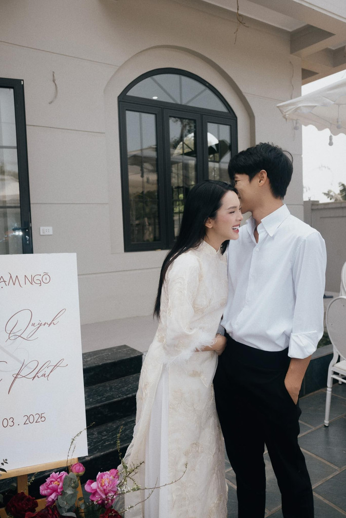 Tháng 3 vừa qua, vợ chồng Quỳnh Lương tổ chức lễ ăn hỏi. Cặp đôi hẹn hò khoảng 2 năm trước khi về chung một nhà. Ảnh: FB Quỳnh Lương.