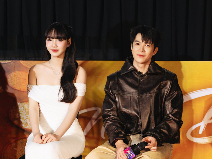 Nữ diễn viên phim Nhà ba tôi một phòng diện một chiếc đầm dài màu trắng tinh khôi với thiết kế trễ vai giúp khoe khéo xương quai xanh thanh mảnh và bờ vai thon. Minh Anh còn kết hợp trang phục cùng đôi sandal cao gót quai mảnh màu bạc, tạo sự đồng điệu với chiếc dây chuyền nhỏ tinh tế trên cổ.