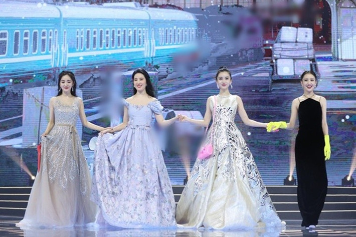 Hai nữ diễn viên phim Thần điêu đại hiệp nắm tay trên sân khấu. Ảnh: Sức Khoẻ Đời Sống.