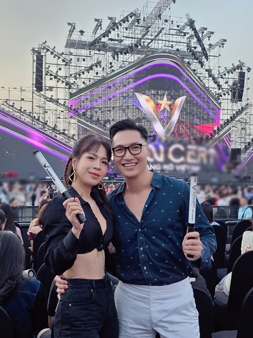 "Bởi qua 24 giờ, nhiều vấn đề sẽ phát sinh, khó giải quyết. Tôi thường là người làm lành trước, bằng cách pha trò, chọc cười cô ấy. Nói chung, chúng tôi rất hiểu nhau", Mạnh Trường chia sẻ trên Phụ nữ Việt Nam. Ảnh: FB Mạnh Trường.