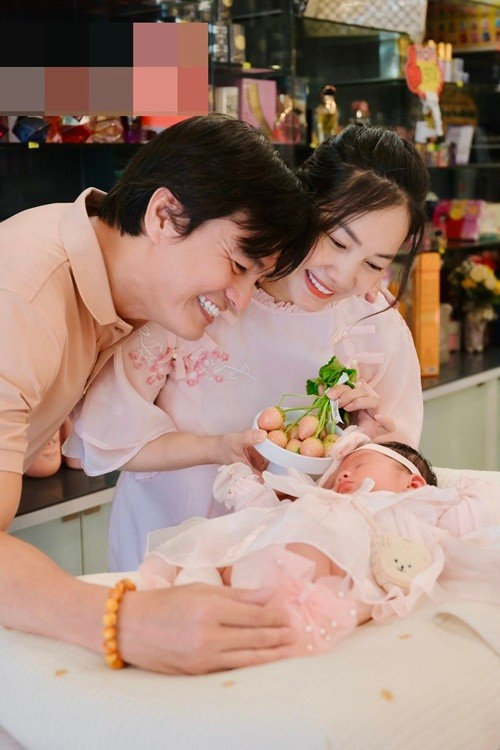 Cao Minh Đạt - Trúc Trương chúc con gái một đời an yên, mạnh khỏe. "Mong con luôn xinh đẹp, đáng yêu, ngoan ngoãn và có một cuộc đời thật hạnh phúc, đủ đầy", vợ chồng nam diễn viên bày tỏ.