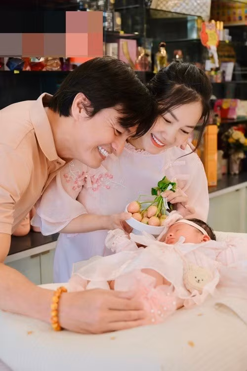 Cao Minh Đạt - Trúc Trương chúc con gái một đời an yên, mạnh khỏe. "Mong con luôn xinh đẹp, đáng yêu, ngoan ngoãn và có một cuộc đời thật hạnh phúc, đủ đầy", vợ chồng nam diễn viên bày tỏ.