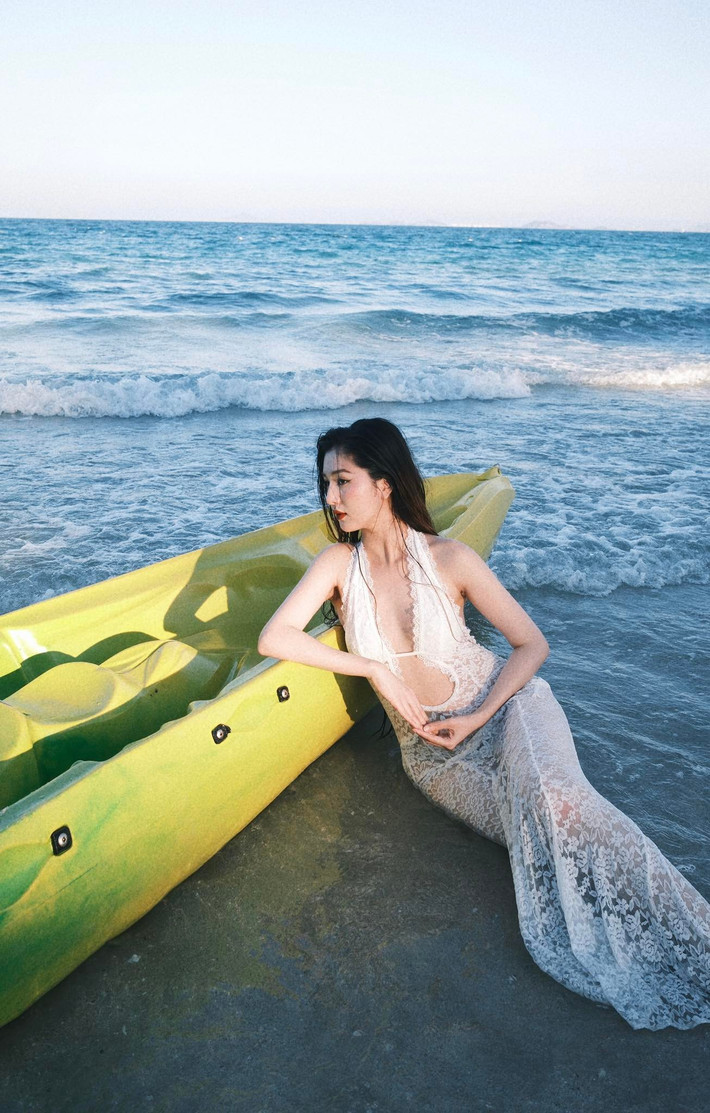 Tuệ Như tự tin khoe đường cong nuột nà với trang phục xuyên thấu khi đi biển.