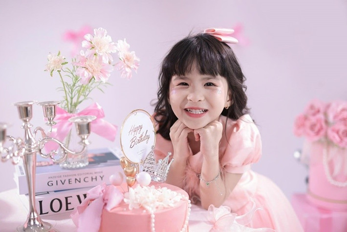 Bé Sol tự tin mỗi khi chụp ảnh nghệ thuật. Ảnh: FB Mẹ An và bé Sol.