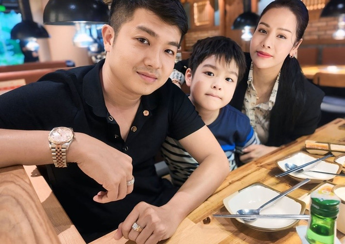 Nhân dịp 1/6, Nhật Kim Anh và chồng cũ - doanh nhân Bửu Lộc cùng đưa con trai Bửu Long đi ăn uống. Ảnh: FB Nhật Kim Anh.