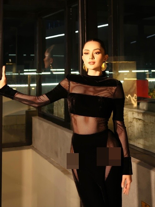 Missosology đưa tin: "Ahtisa trông thật tuyệt vời. Cô sở hữu vẻ đẹp vượt thời gian. Đôi mắt Ahtisa toát lên vẻ tự tin và sự điềm tĩnh. Sự kết hợp hoàn hảo giữa trang điểm và ánh sáng làm nổi bật những đường nét trên gương mặt xinh đẹp của cô". Ảnh: FB Maria Ahtisa Manalo.