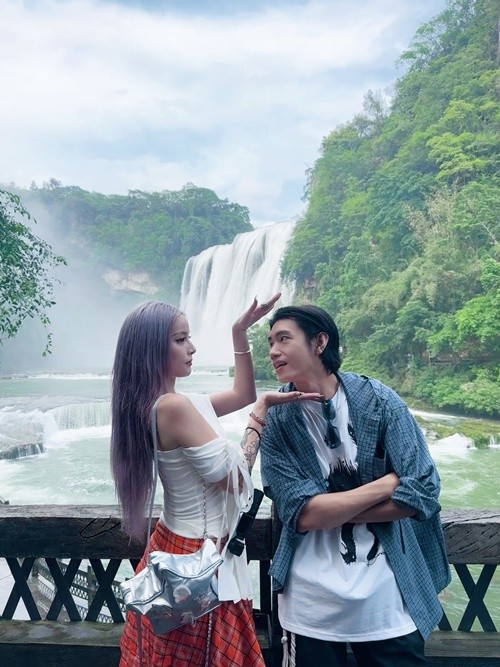 Nam vũ công còn chiều chuộng bạn gái. Biết Yee Pink thích uống trà sữa, khi đi làm về anh thường mua cho nửa kia. Ảnh: FB Quang Đăng.