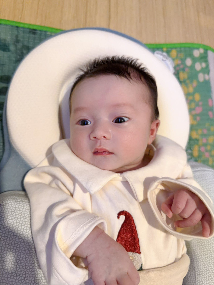 Bé Thụy Yên trộm vía sở hữu gương mặt đáng yêu, làn da trắng hồng.