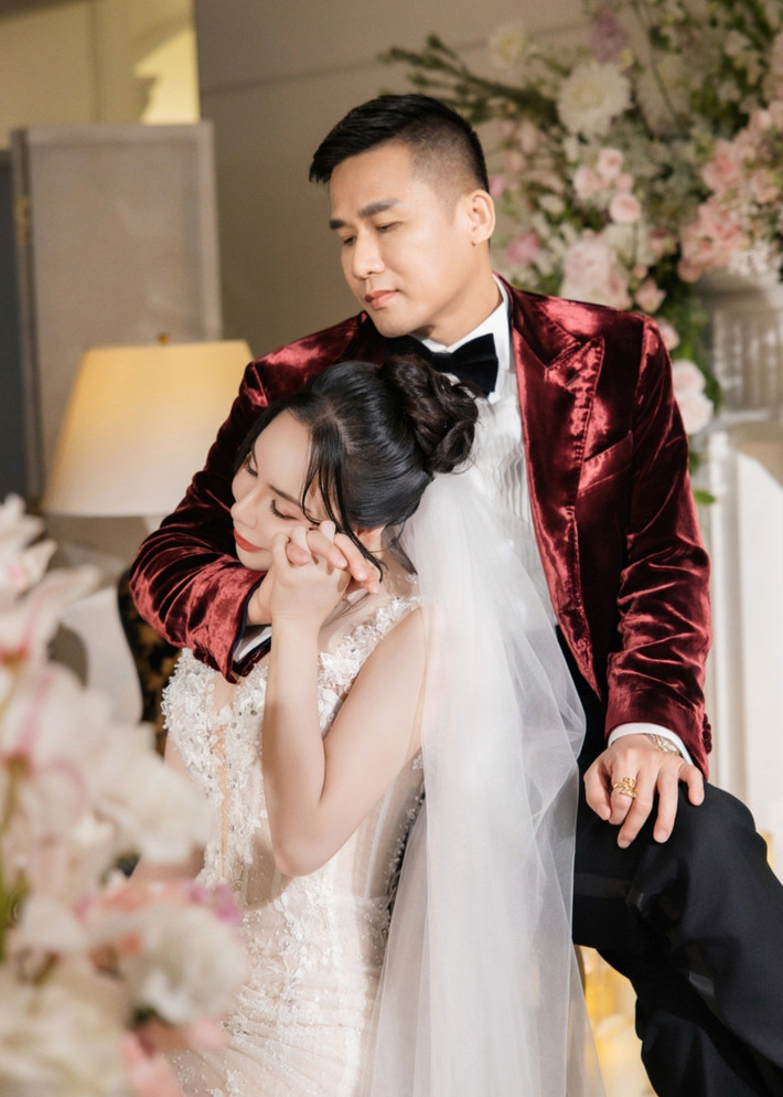 Doanh nhân Hoàng Công Thành và Hồ Quỳnh Hương có 9 năm bên nhau, từ bạn bè, đối tác thành người yêu, vợ chồng. Ảnh: FB Hồ Quỳnh Hương.