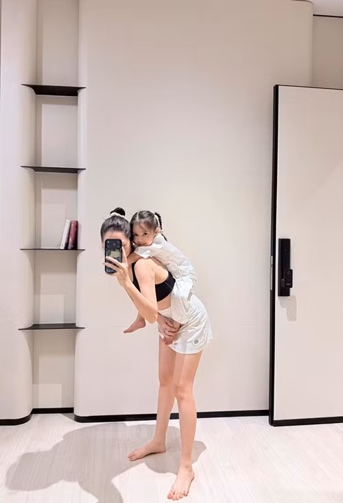 Nữ ca sĩ hài hước gọi con gái là “chiếc balo phiên bản giới hạn”. Ảnh: FB Bảo Anh.