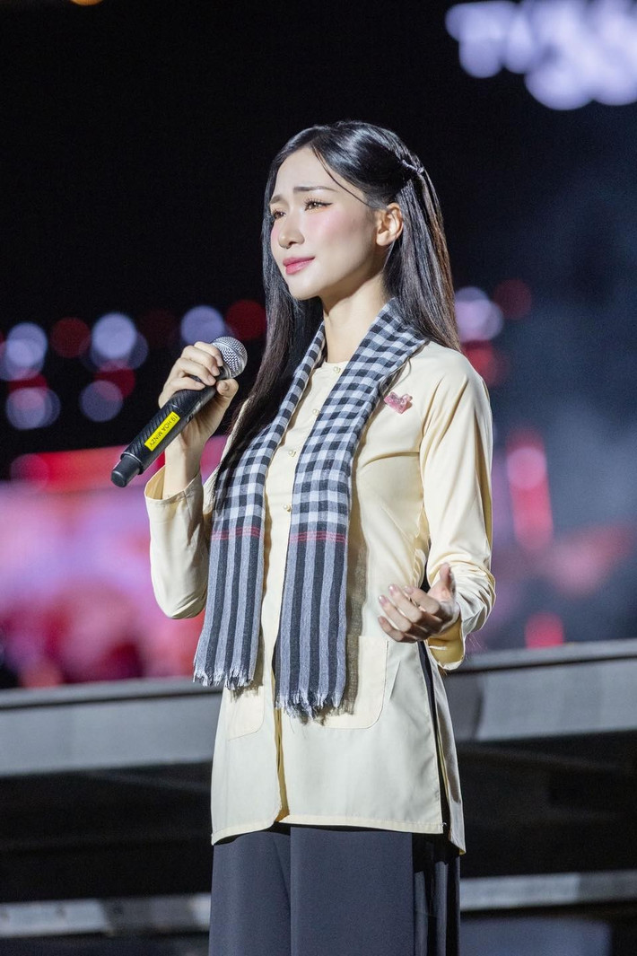 Nữ ca sĩ bày tỏ: “Hòa Minzy xin được gửi tới bà con những cái ôm và sự chia sẻ sâu sắc nhất! Mong bà con an toàn và mong cơn bão mau tan”. Ảnh: FB Hòa Minzy.