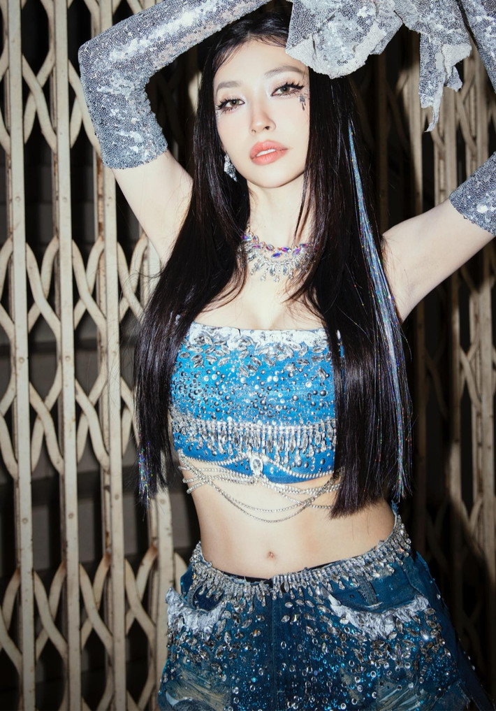 Khác với vẻ ngoài ngọt ngào thời là "công chúa teen" Vpop, nữ ca sĩ mặn mà, cá tính hơn. Ảnh: FB Khổng Tú Quỳnh.