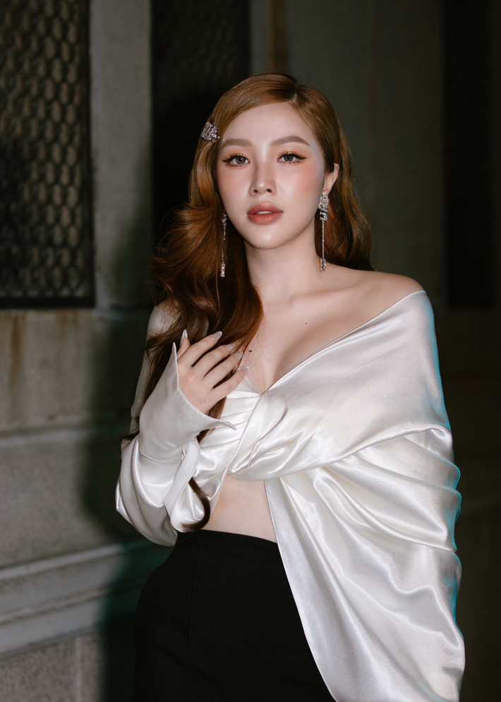 Bảo Thy chia sẻ, cô tiêm filler để phần môi dày hơn, tiêm botox vào vùng cơ giữa 2 bên chân mày, phun môi một lớp siêu mỏng. Ảnh: FB Bảo Thy.