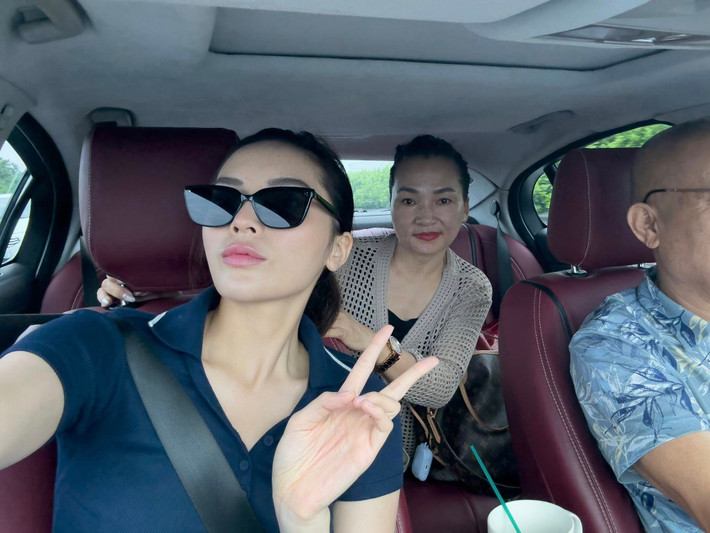 Kỳ Duyên đăng tải khoảnh khắc cùng bố mẹ lên phố. Ảnh: FB Kỳ Duyên.