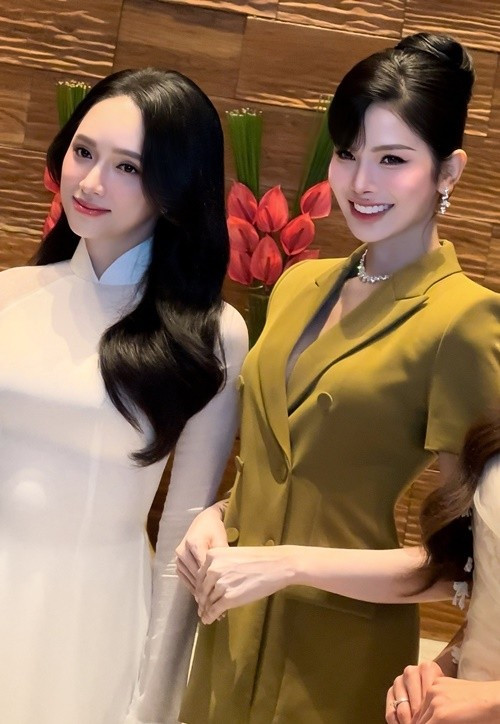 Tâm Như được Hương Giang nâng đỡ, dạy dỗ, chỉ bảo. “Với em, cơ hội chị trao thật sự rất lớn. Ngày em đi thi quốc tế, chị và công ty đã gửi tiền hỗ trợ, còn cho em cả váy và túi xách của chị. Những điều đó em luôn trân trọng và biết ơn từ tận đáy lòng”, Tâm Như viết. Ảnh: FB Hà Tâm Như.