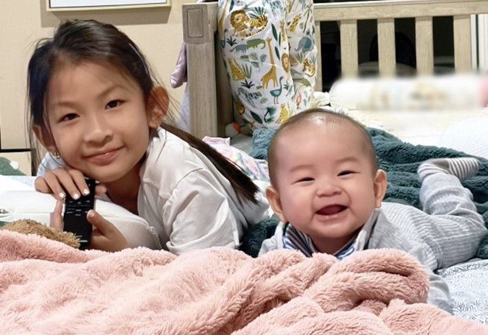 Bé Phoebe cưng chiều cậu em trai nhỏ. Ảnh: FB Yến Phương.