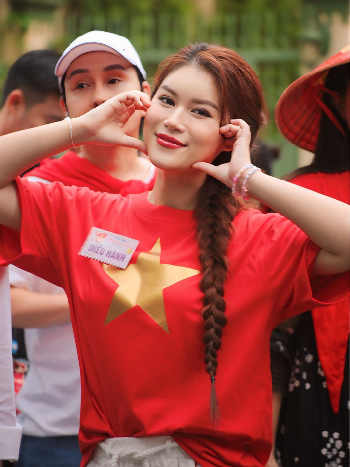 Ngọc Thanh Tâm tươi tắn trong buổi sơ duyệt. Cô diện áo cờ đỏ sao vàng. Ảnh: FB Ngọc Thanh Tâm.