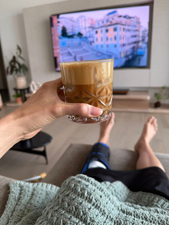 "Cơm bưng nước rót tận miệng. Chỉ có nằm", Minh Tú khoe được bạn đời chăm sóc.