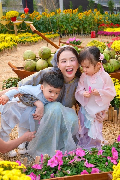 Dịp Tết, Sam diện áo dài cách tân giữa vườn hoa rực rỡ, khoe thần thái tươi tắn. Dù ở concept nào, cô vẫn giữ được sự tự tin cùng vóc dáng gọn gàng sau sinh.