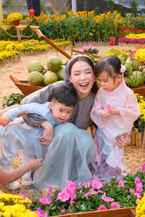 Dịp Tết, Sam diện áo dài cách tân giữa vườn hoa rực rỡ, khoe thần thái tươi tắn. Dù ở concept nào, cô vẫn giữ được sự tự tin cùng vóc dáng gọn gàng sau sinh.