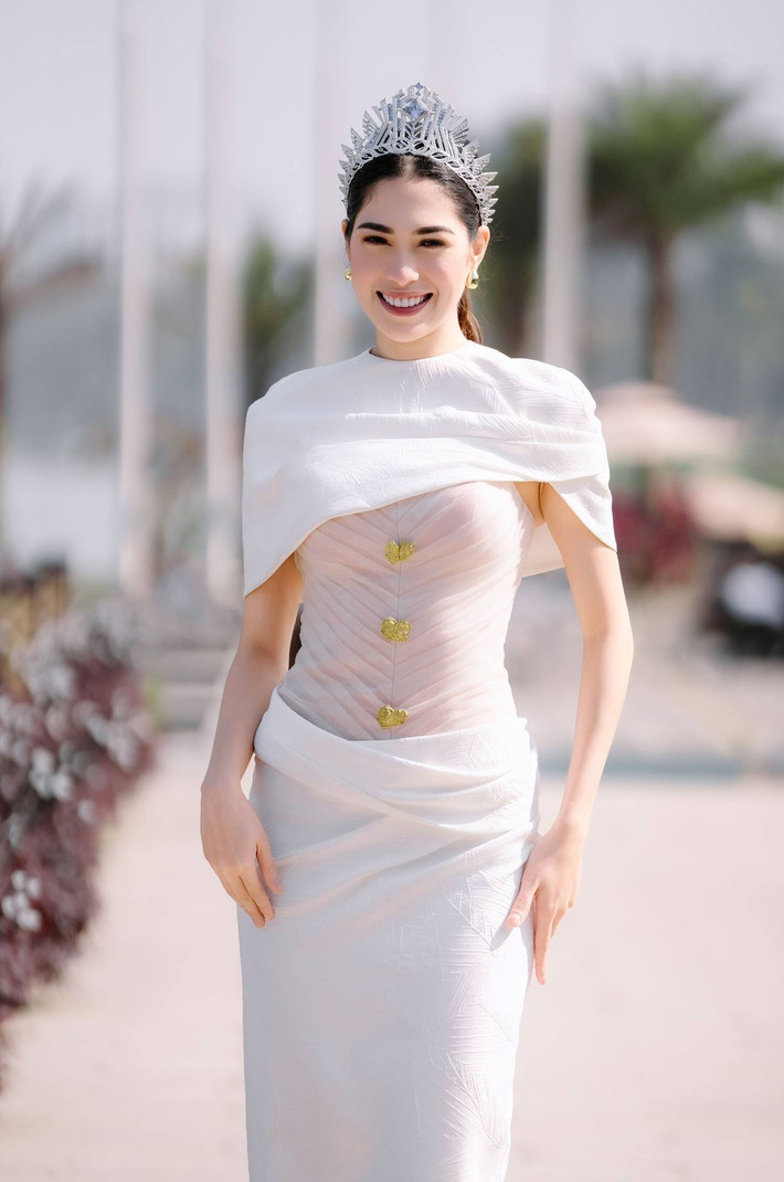 Dự kiến, ngày 1/2, mỹ nhân Philippines sẽ trở lại Việt Nam. Ảnh: FB Chelsea Fernandez.