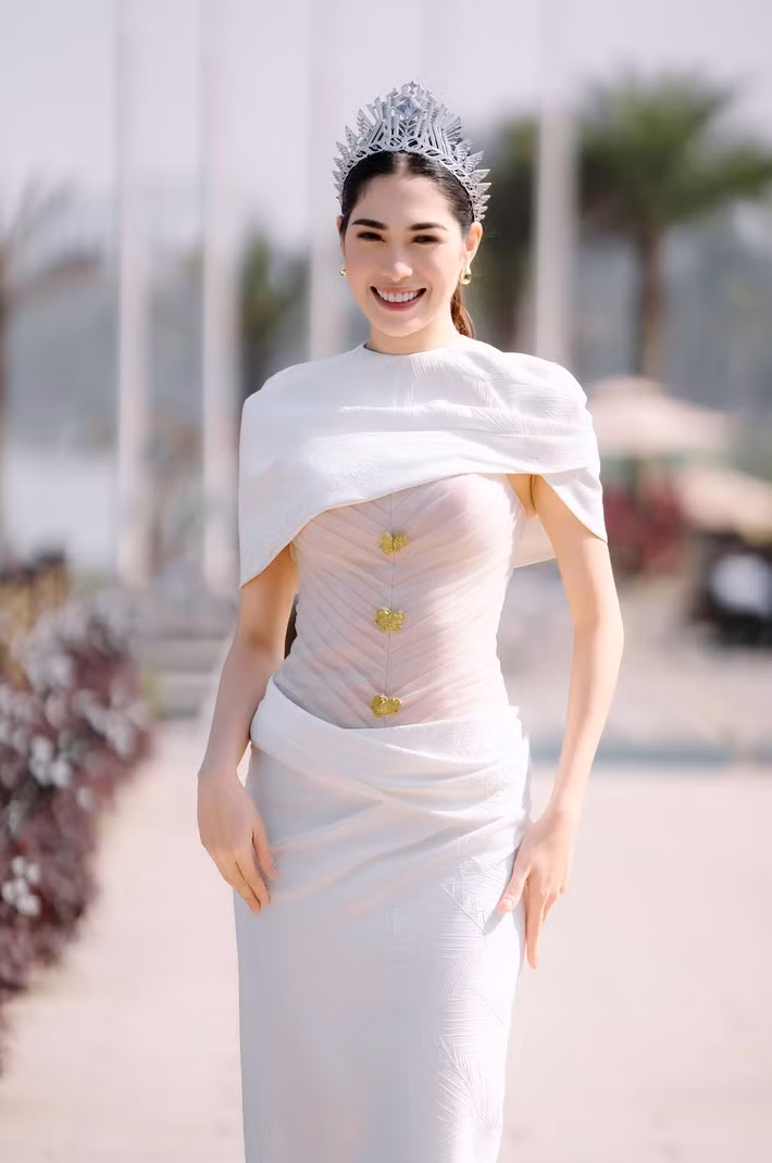Dự kiến, ngày 1/2, mỹ nhân Philippines sẽ trở lại Việt Nam. Ảnh: FB Chelsea Fernandez.