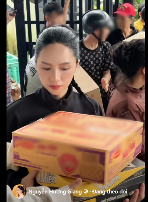 Hương Giang hỗ trợ vận chuyển quà đến tận tay bà con vùng lũ. Ảnh: FB Hương Giang.