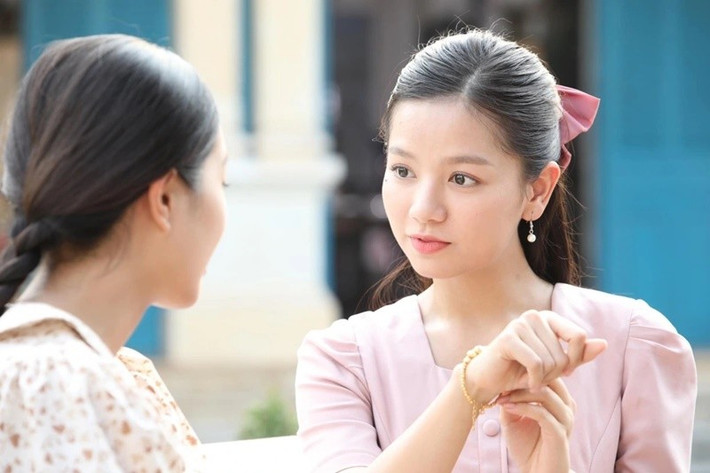 Hạ Anh chia sẻ trên VOV, khi đọc các bình luận đả kích diễn viên thay vì nhân vật, cô cảm thấy hơi chạnh lòng. Ảnh: VOV.