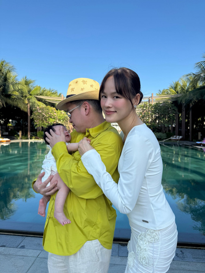 Trước khi về chung một nhà vào năm 2024, siêu mẫu Tuyết Lan và bác sĩ Thiện Khanh có 4 năm đồng hành, thấu hiểu và sẻ chia. Năm 2025, vợ chồng người đẹp chào đón con gái đầu lòng, mở ra chương mới trong cuộc sống hôn nhân.