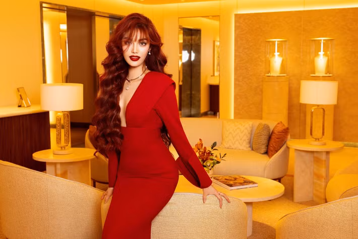 Lan Khuê không bó mình trong những bảng màu trung tính quen thuộc mà ưu ái các gam xanh ngọc, đen, ánh vàng hay đỏ – những tông màu kén người mặc. Sự lựa chọn này cho thấy bản lĩnh và sự tự tin trong phong cách, phù hợp với hình ảnh một biểu tượng thời trang đã vượt qua giai đoạn an toàn.