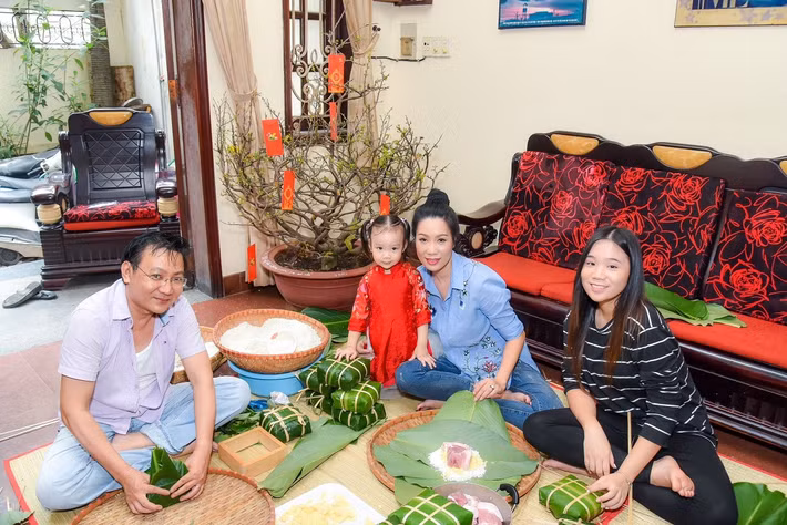 Dù bận rộn với công việc nghệ thuật, NSND Trịnh Kim Chi vẫn trực tiếp tham gia các công đoạn quen thuộc như rửa lá dong, vo nếp, chuẩn bị đậu xanh và thịt. Ảnh: Người Đưa Tin.