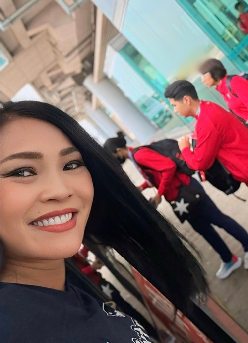 Chị Chanh cổ vũ các vận động viên Việt Nam thi điền kinh, kéo co, bắn cung. Ảnh: FB Phương Thanh.