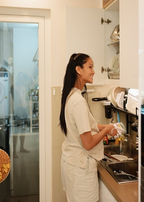 Mang bầu, H'hen Niê giữ thói quen đứng một lúc sau ăn. Ảnh: FB H'hen Niê.