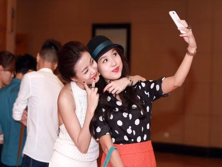 Vân Hugo và Hoàng Thùy Linh có mặt trong các sự kiện quan trọng của nhau. Ảnh: FB Vân Hugo.