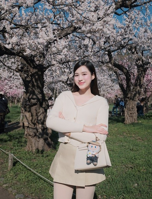 Đỗ Thị Hà tươi rói bên hoa anh đào ở Nhật Bản vào tháng 5/2025. Ảnh: FB Đỗ Thị Hà.