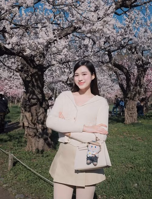 Đỗ Thị Hà tươi rói bên hoa anh đào ở Nhật Bản vào tháng 5/2025. Ảnh: FB Đỗ Thị Hà.