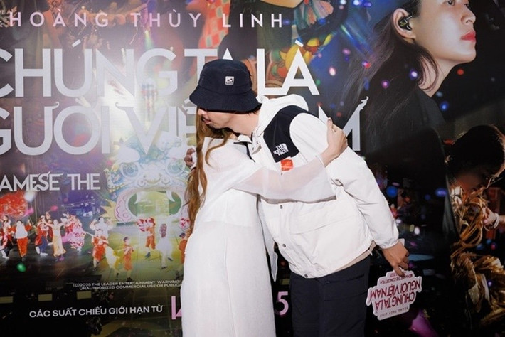 Về nghi vấn tổ chức lễ ăn hỏi, người thân cận của Hoàng Thùy Linh chia sẻ trên Vietnamnet: “Tôi đã liên lạc với Linh để xác nhận vụ việc. Cô ấy khẳng định không có chuyện này”. Ảnh: Người Lao Động.