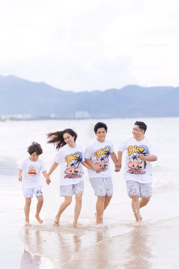 Bên cạnh con trai cả, con trai út của Thanh Thúy – Đức Thịnh cũng nhận được nhiều lời khen nhờ vẻ ngoài đáng yêu, thường xuyên xuất hiện trong những khoảnh khắc đời thường ấm áp của gia đình. Ảnh: FB Cà Phê.