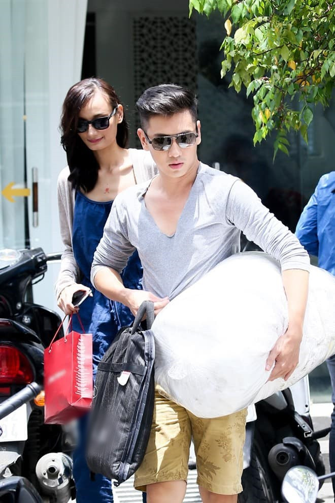 Nam diễn viên nhắn nhủ ngọt ngào đến vợ: "Sẽ còn nhiều lần 11 năm cùng nhau nữa nhé bạn đời tôi ơi! 11 năm đủ để chúng ta không phải nói thêm những lời ngọt ngào nào nữa cả em nhỉ. I love you. Now and ever".