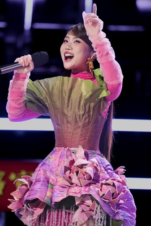 Theo Sài Gòn Giải Phóng Online, bản phối Bóng phù hoa trình diễn tại Sing! Asia 2025 dưới sự cố vấn của DTAP đã được nâng tông ở đoạn cao trào, không chỉ đẩy mạnh hiệu ứng cảm xúc so với bản gốc mà còn tạo điều kiện để Phương Mỹ Chi phô diễn trọn vẹn kỹ thuật thanh nhạc và khả năng làm chủ sân khấu. Ảnh: FB DTAP.