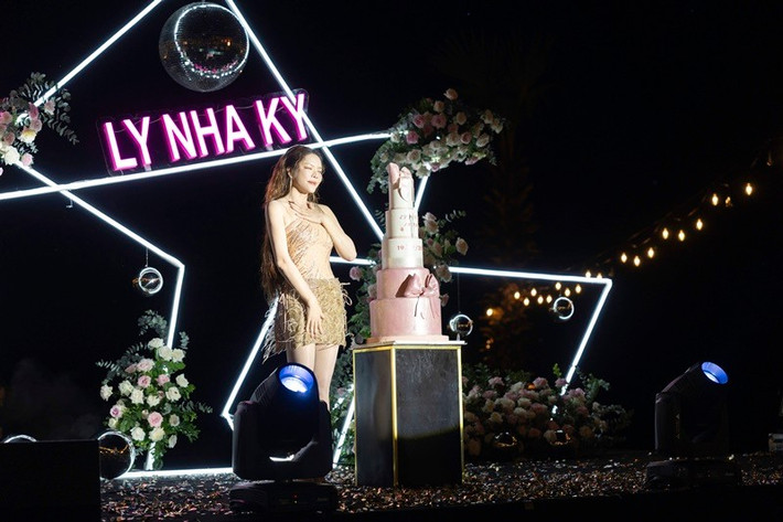 Lý Nhã Kỳ còn chiêu đãi khách mời với màn bắn pháo hoa thắp sáng cả bầu trời kéo dài 30 phút. Ảnh: Luke Nguyễn.