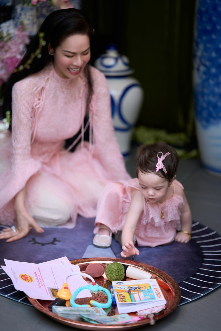 Trong nghi thức bốc đồ dự đoán nghề nghiệp tương lai, Nhật Kim Anh không giấu được sự hồi hộp khi theo dõi từng khoảnh khắc của con gái.