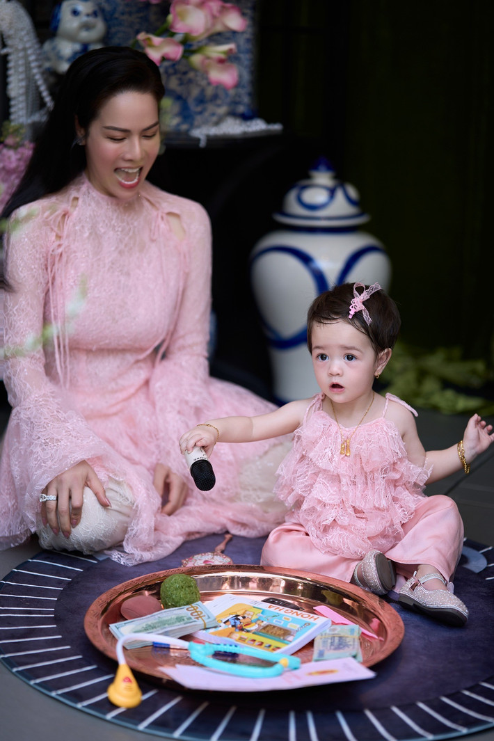 Cuối cùng, ái nữ của nữ ca sĩ lựa chọn chiếc micro, khiến nhiều khán giả thích thú. ﻿