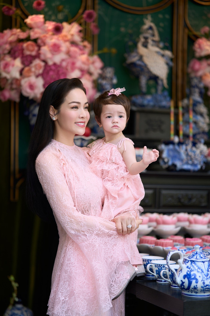 Nhật Kim Anh xúc động cho biết, con gái lớn lên trong sự yêu thương trọn vẹn của những người thân. “Mỗi yêu thương là một vòng tay nâng đỡ con trên hành trình đầu đời”, nữ ca sĩ chia sẻ.