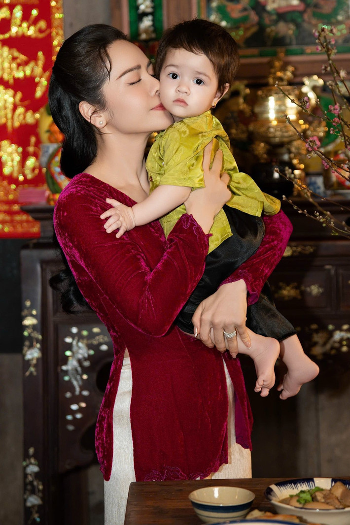 Ái nữ nhà Nhật Kim Anh được nhận xét ngày càng đáng yêu, bụ bẫm, mang nhiều nét dễ thương và nhận được nhiều lời khen từ khán giả.